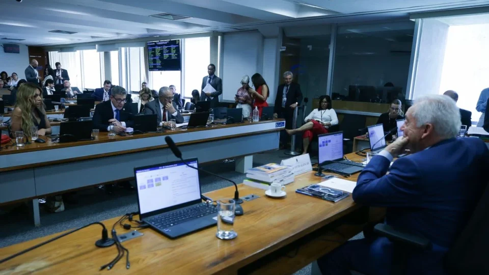 Tramitação da PEC do fim da escala 6×1 é discutida por senadores