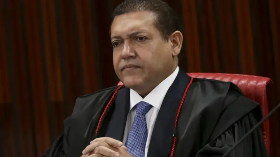 TSE julga liminar que suspendeu pesquisa desfavorável a Flávio