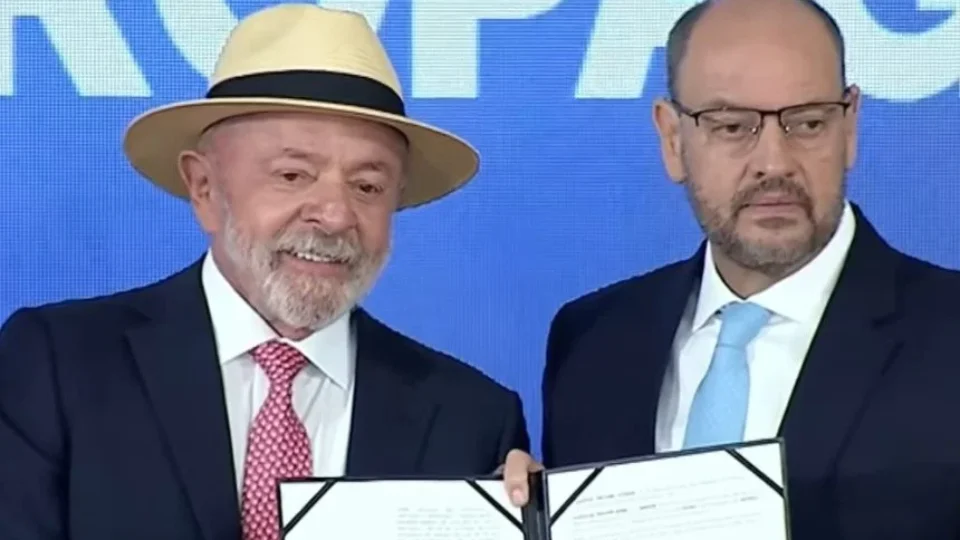 Lula chama governador interino do RJ de interventor, e os dois trocam elogios