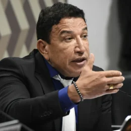 Senadores bolsonaristas se articulam para votar com urgência projeto que libera ensino domiciliar