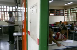 Lei de escolas cívico-militares sancionada em Curitiba é criticada duramente por educadores