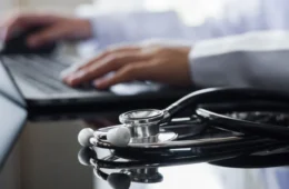 Perfis criam médicos falsos e lucram com desinformação nas redes