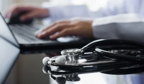 Perfis criam médicos falsos e lucram com desinformação nas redes