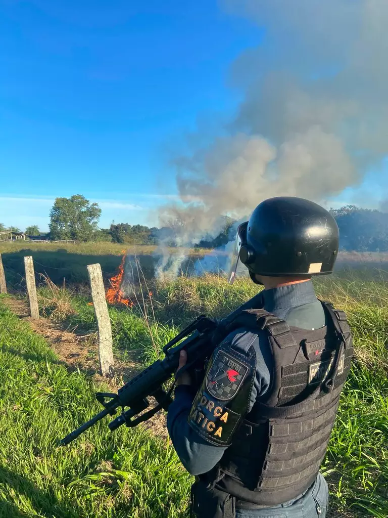 olicial militar durante ação na Fazenda Limoeiro, em Amambai,... veja mais em https://www.campograndenews.com.br/brasil/cidades/justica-proibe-nova-acao-da-pm-para-retirar-indigenas-de-fazenda