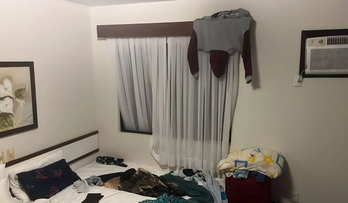 Criança de 4 anos teria se desequilibrado ao observar um pássaro e caiu do segundo andar de um hotel em BlumenauFoto: Polícia Civil