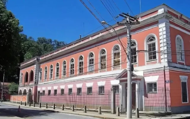 Disputa na Família Real vai à Justiça após príncipe ser impedido de entrar em palácio em Petrópolis