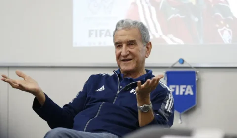 Internado, Parreira passa por cirurgia no Rio de Janeiro