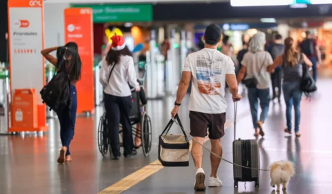 Serviços recuperam perdas de março e voltam a crescer em abril, aponta IBGE