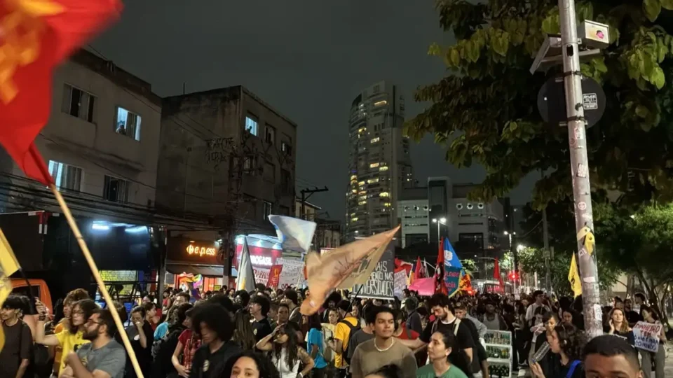Estudantes protestam contra cortes nas universidades de São Paulo