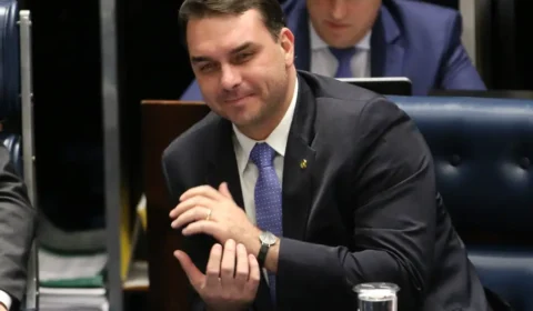 Sensacionalista: Após tarifas de Trump, campanha de Tariflávio pede que parem de chamar Tariflávio de Tariflávio