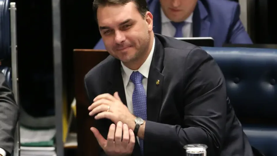 Sensacionalista: Após tarifas de Trump, campanha de Tariflávio pede que parem de chamar Tariflávio de Tariflávio