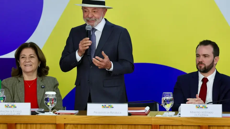 Após reeleição, governo Lula estuda PEC para reforçar meta fiscal e reduzir subsídios