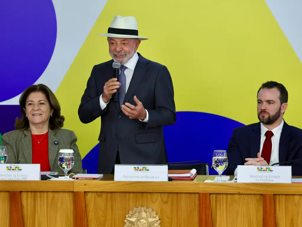 Brasília, DF 04/05/2026- O presidente Luiz Inácio Lula da Silva, acompanhado dos ministros da Casa Civil, Miriam Belchior, e da Fazenda, Dário Durigan, durante assintaura da Medida Provisória referente ao Novo Desenrola Brasil. Foto: Fabio Rodrigues-Pozzebom/ Agência Brasil