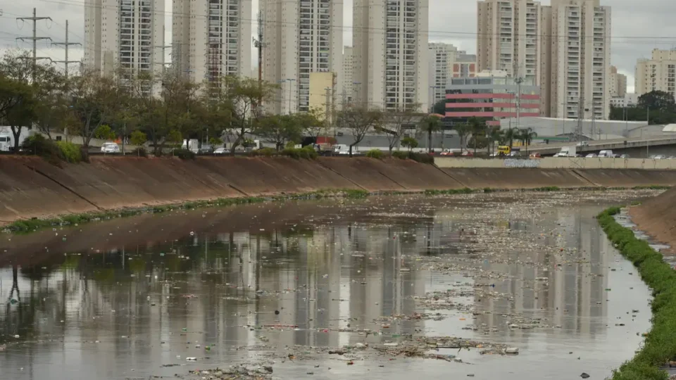 Expedição encontra traços de cocaína, cafeína e agrotóxicos na nascente do Tietê