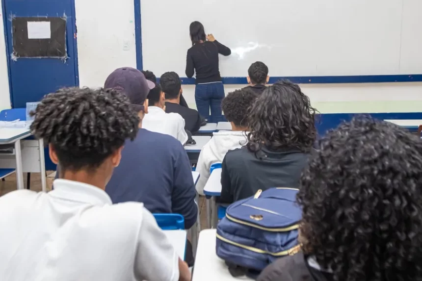 Alunos e professores. (Foto: Foto: Ellan Lustosa/Seeduc)