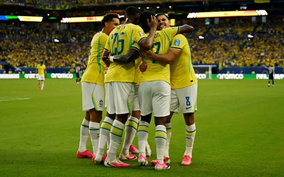 Jogadores do Brasil reagem durante a partida entre Brasil e Escócia, pela Copa do Mundo de 2026 (Foto: Chandan Khanna/AFP)