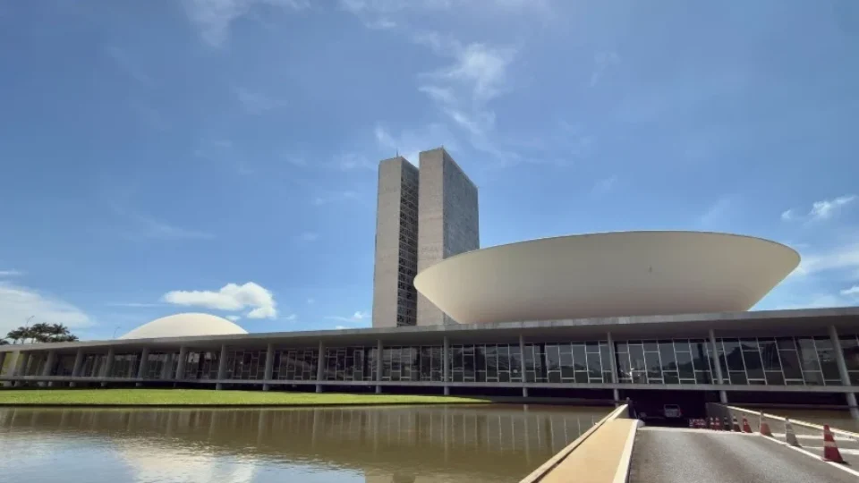 Quem manda no seu bolso? O poder de deputados e senadores na economia