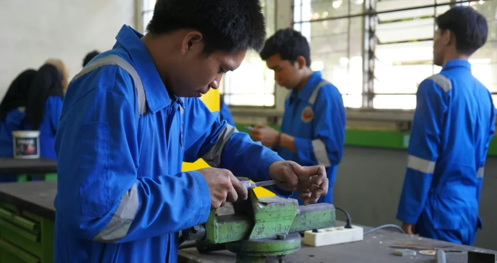Trabalho manual como proteção da automação