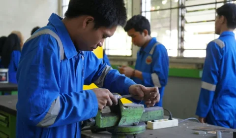 Trabalho manual como proteção da automação