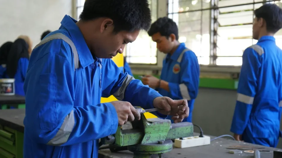 Trabalho manual como proteção da automação
