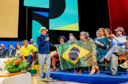 Lula diz que é preciso usar verde e amarelo na Copa do Mundo contra o fascismo