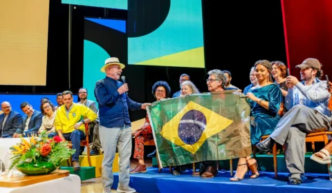 Lula diz que é preciso usar verde e amarelo na Copa do Mundo contra o fascismo