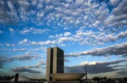 Câmara pauta projeto redução de jornada; Senado mantém indefinições sobre PEC da 6×1