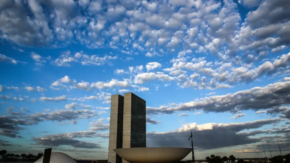 Câmara pauta projeto redução de jornada; Senado mantém indefinições sobre PEC da 6×1