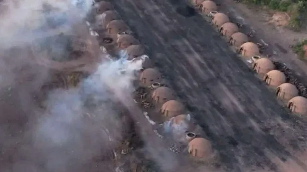 Foto aérea de carvoaria na Fazenda São Paulo, em Grajaú (MA), de responsabilidade de Sirlei. Segundo o MPT, a produção de carvão vegetal integra o ciclo de avanço sobre áreas de vegetação nativa: a madeira retirada para abrir espaço à agropecuária é transformada em insumo para a siderurgia. | Crédito: Reprodução/MTE
