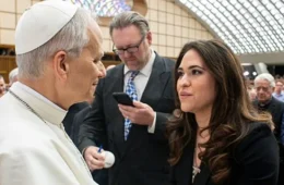 Papa nomeia primeira mulher para comandar setor de comunicação do Vaticano