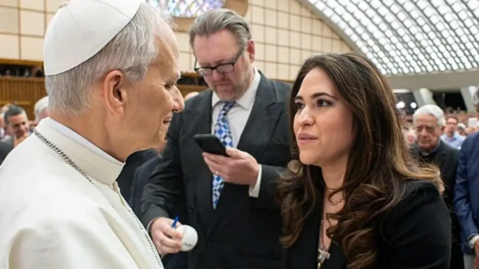 Papa nomeia primeira mulher para comandar setor de comunicação do Vaticano