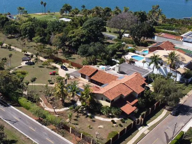Em primeiro plano, mansão comprada por Santini no Lago Sul, bairro nobre do DF, por R$ 14,5 milhões (Foto: Marlus Naves)