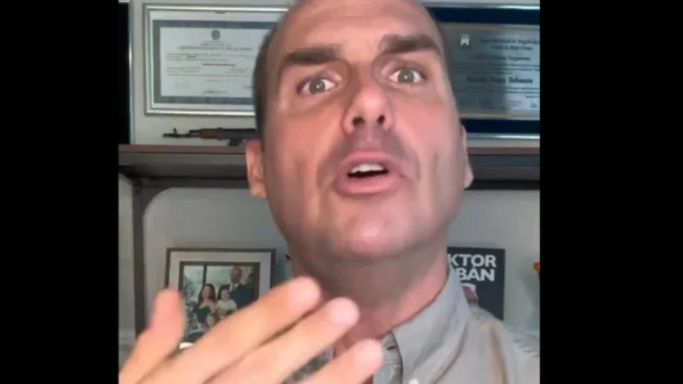 Aflito com repercussão, Eduardo Bolsonaro tenta desmentir o que falou sobre o Pix e o Zelle