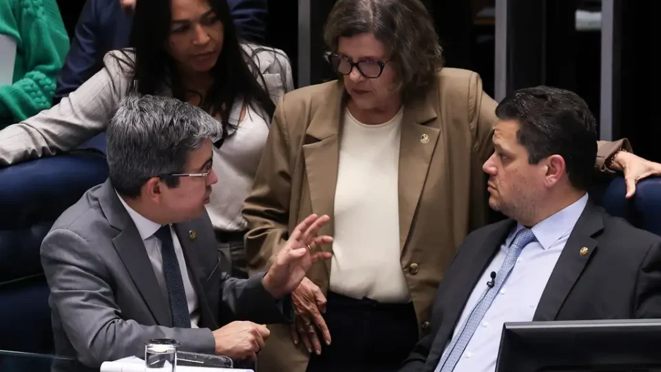 Sem acordo com Alcolumbre, governo mira agosto para PECs da 6×1 e segurança