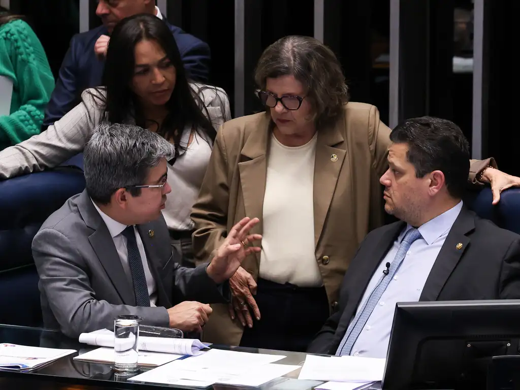 Sem acordo com Alcolumbre, governo mira agosto para PECs da 6×1 e segurança