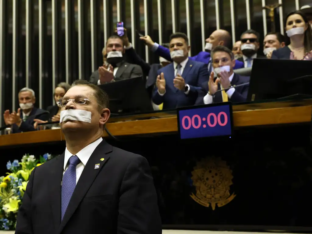 Brasília (DF), 05/08/2025 - Deputado Sóstenes Cavalcante e parlamentares de oposição fazem ato tampando a boca com esparadrapo durante sessão da Câmara dos Deputados. Foto: José Cruz/Agência Brasil