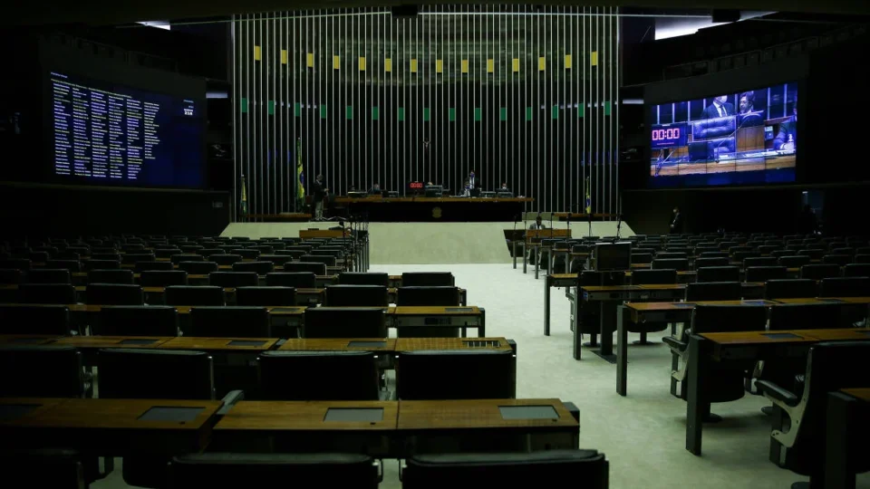 Congresso entra em recesso sem votar 6×1, taxa das blusinhas e PEC da segurança