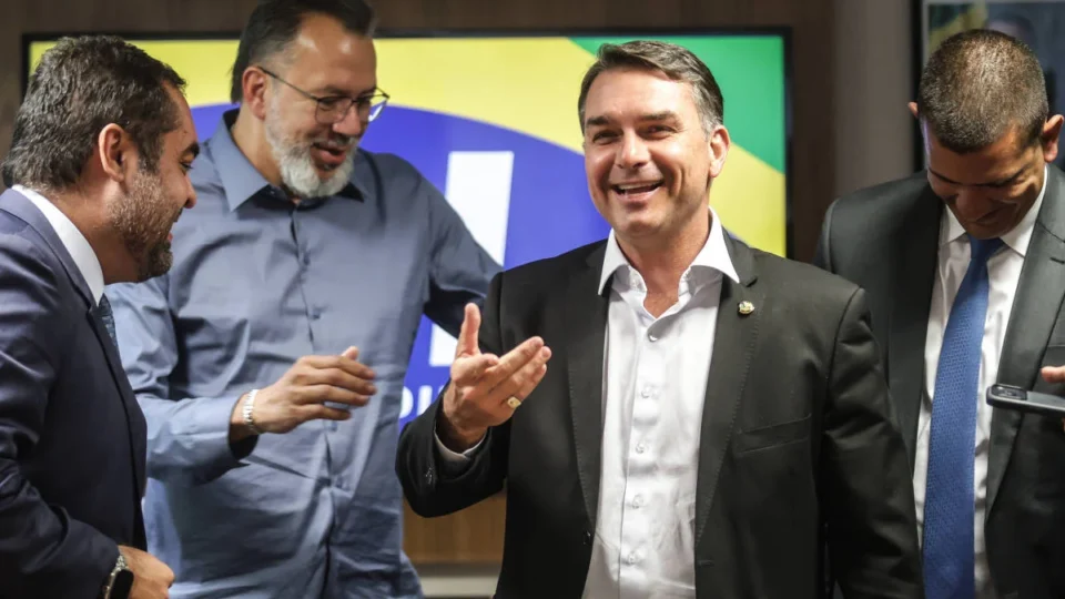Operação da PF fragiliza mais um aliado de Flávio Bolsonaro no Rio de Janeiro