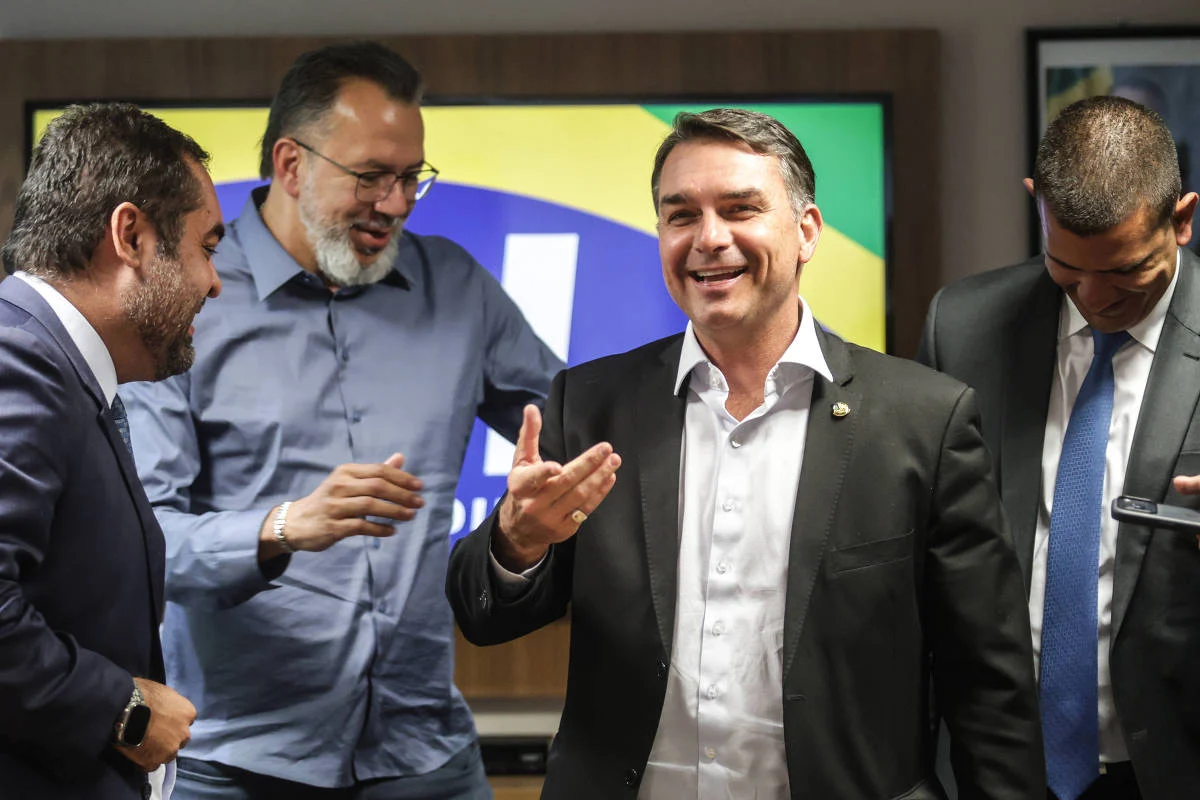 O senador Flávio Bolsonaro anuncia apoio a Cláudio Castro (esq.), Márcio Canella (de óculos) e Douglas Ruas nas eleições no Rio de Janeiro; apenas Ruas não foi alvo da PF - Gabriela Biló - 24.fev.26/Folhapress