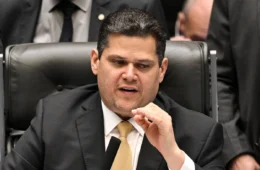 Líder do PT chama Alcolumbre de ‘inimigo’ do fim da 6×1; senador diz não tolerar ameaça