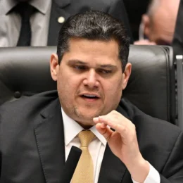 Líder do PT chama Alcolumbre de ‘inimigo’ do fim da 6×1; senador diz não tolerar ameaça