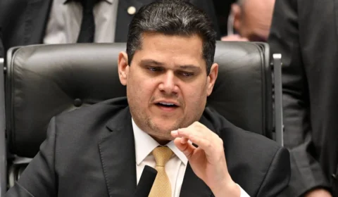 Líder do PT chama Alcolumbre de ‘inimigo’ do fim da 6×1; senador diz não tolerar ameaça