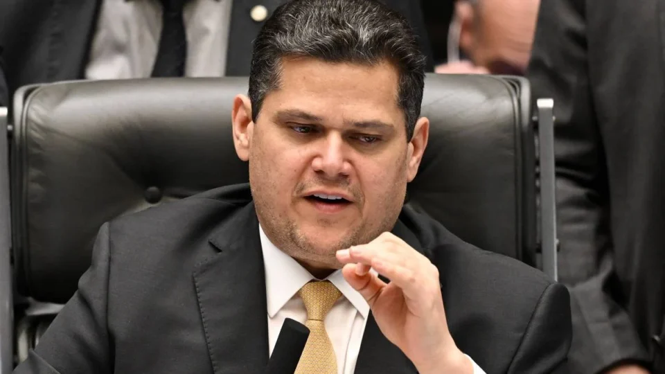 Líder do PT chama Alcolumbre de ‘inimigo’ do fim da 6×1; senador diz não tolerar ameaça