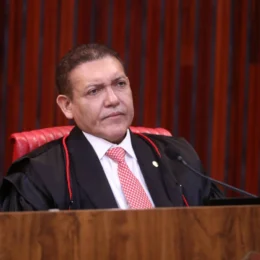 Kassio tira restrições de perfis de políticos eleitos no 1º turno e beneficia Flávio Bolsonaro nas redes