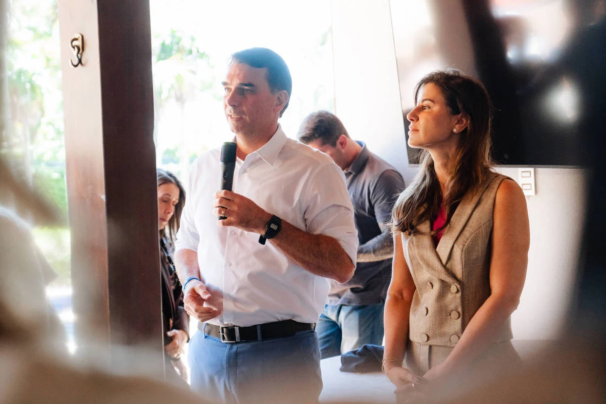 Flávio Bolsonaro (PL) e a esposa, Fernanda, durante reunião dele com mulheres - Divulgação Flávio Bolsonaro - 1.jul.2026