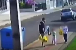 Pai preso após chutar filha de 3 anos diz à polícia que ‘perdeu a cabeça’