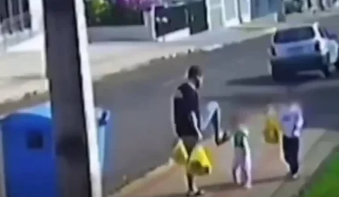 Pai preso após chutar filha de 3 anos diz à polícia que ‘perdeu a cabeça’