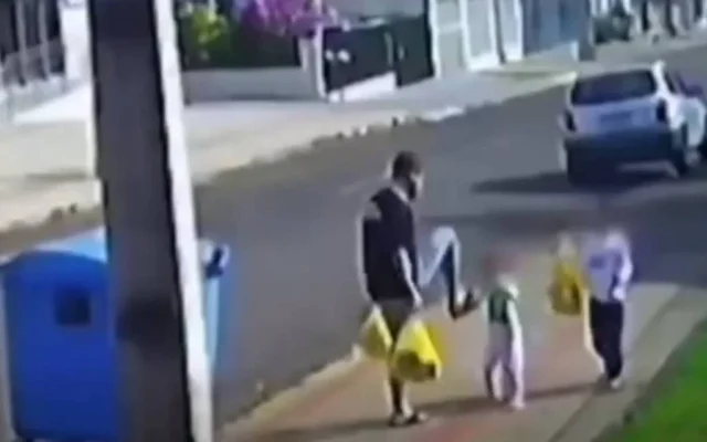 Pai preso após chutar filha de 3 anos diz à polícia que ‘perdeu a cabeça’