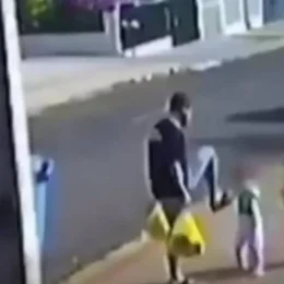 Pai que chutou filha de 3 anos é preso por tortura; filhos ajoelhavam em grãos