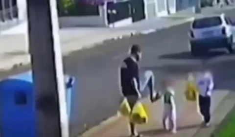 Pai que chutou filha de 3 anos é preso por tortura; filhos ajoelhavam em grãos
